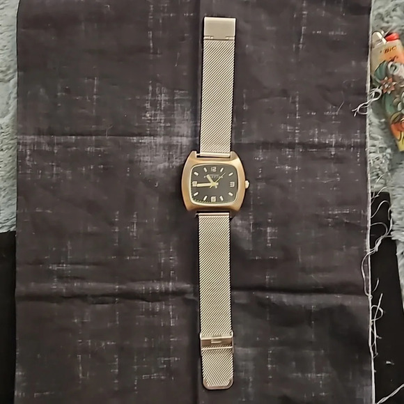 KENNETH COLE REACTION SILVER WITH BLACK FACE WITH ELECTRIC GREEN ACCENTS - Picture 2 of 4